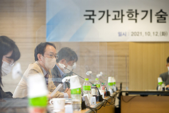 국가과학기술자문회의는 12일 2026년까지 우리나라 백신기술 국산화 수준을 현재 50%에서 70%까지 끌어 올리는 내용을 담은 '제3차 국가 감염병 위기대응 기술개발 추진전략'을 심의·의결했다.  과기정통부 제공
